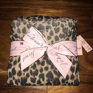 NWT XS Leopard Victoria Secret Jogger Pajamas